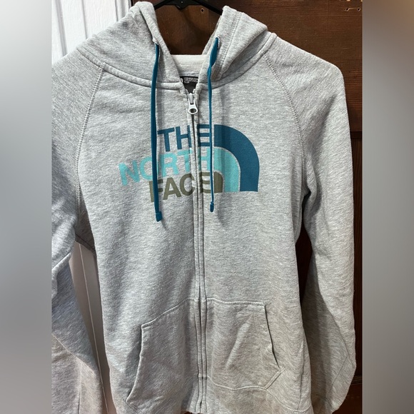 North Face Bundle: Long Sleeve Zip Hoodie & Heritage Patch Crewneck Sweatshirt - Picture 5 of 10